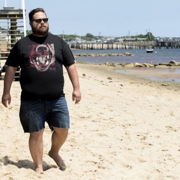 The secret to coordinating beach outfits for fat people is simple and has a masculine look!